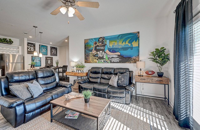 ⭐HOME OF THE JAGUARS⭐private patio, w/POOL Near Downtown, NAS & Shopping