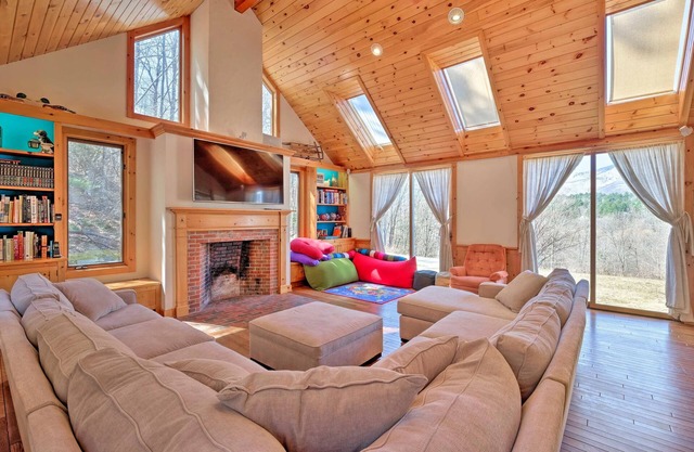 Home on 40 Acres and Game Room with PINBALL!