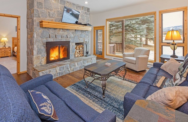 Home on Big Sky Golf Course w/fireplace & community pool/hot tub -The Lone Peak Lookout