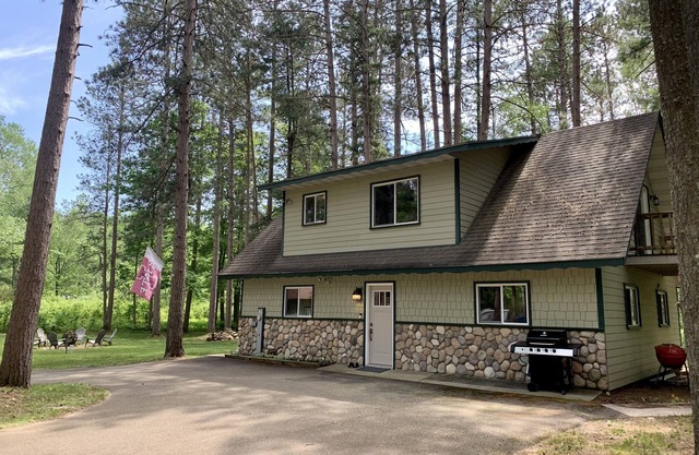 Home On Bike/Snowmobile Trail Near Chain of Lakes and Town!