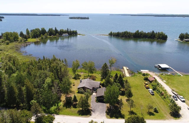 Neu renoviertes Haus am Lake Huron in Gehweite zur Innenstadt von Hessel