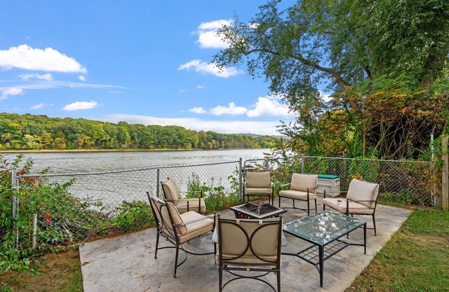 Home on the River - stunning views and Comfy Beds