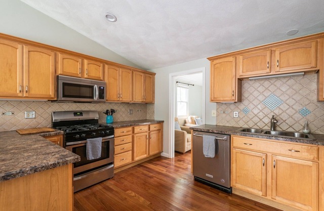 Home one block to river w/ 2 FREE PADDLE BOARDS.10% weekly/ monthly Discount