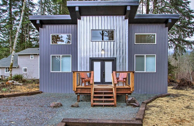Home w/ Hot Tub < 5 Miles to Rainier National Park