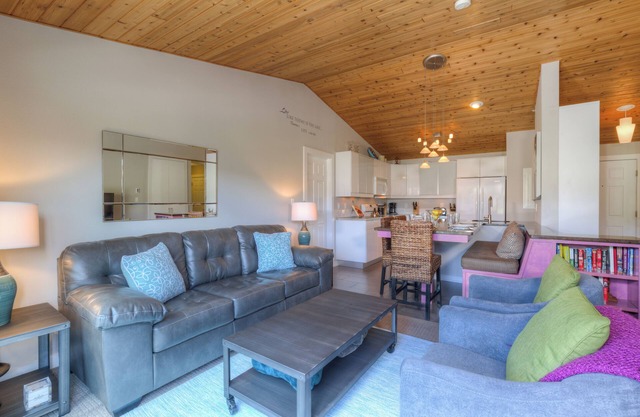 Home w/hot tub & fireplace close to Big Sky Town Center & Resort - Bright and Beautiful Condo