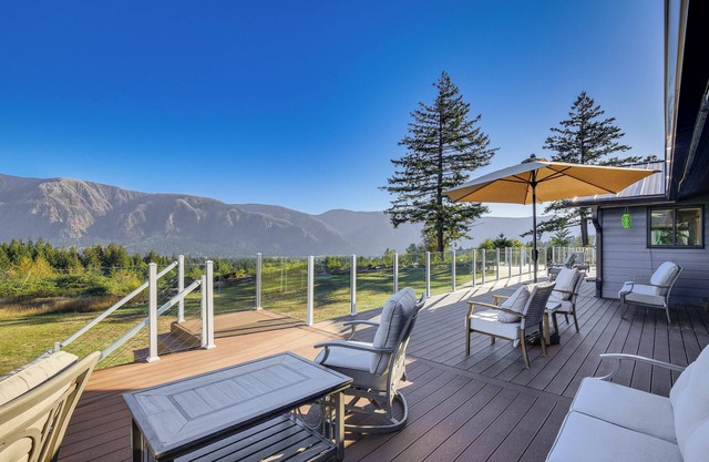 Home w/ Mtn Views & Hot Tub in Stevenson!