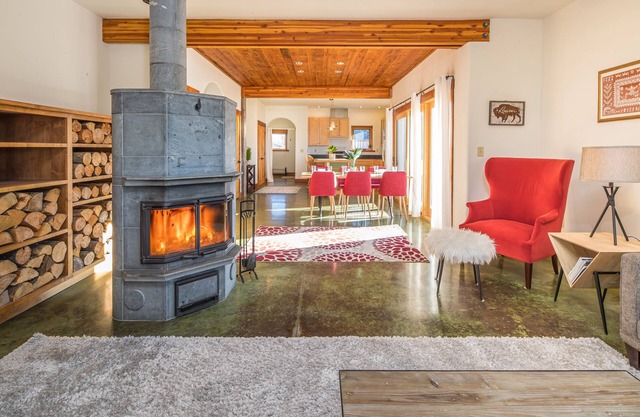 Home w/river access & stunning views of the mountains in Gallatin Gateway - Le Ciel