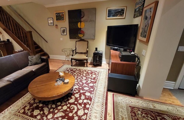 Home with amenities walking distance to restaurants, pub & the beach