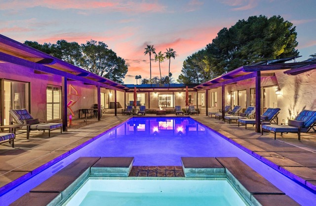 Entspannter Luxus in Las Palmas mit privatem Tennisplatz, Pool und Bergblick