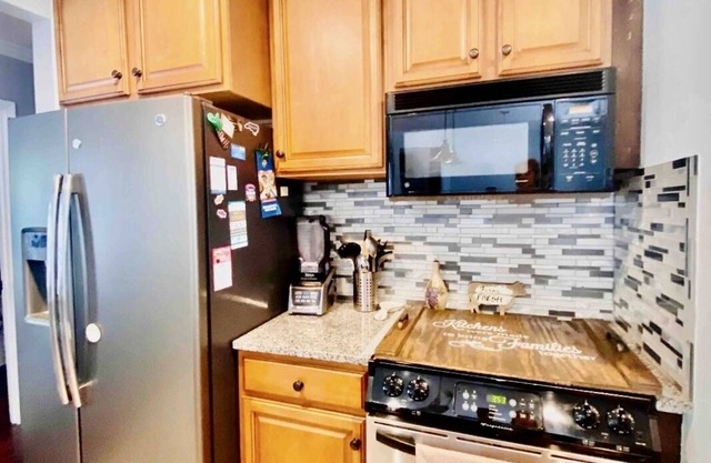 Home with yard near UNCW & Wrightsville Beach(pet friendly home)