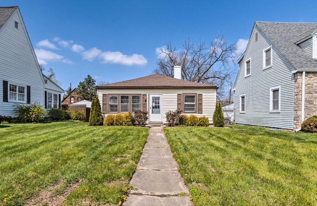 Home with Yard Walk to IMS and Speedway Main St!
