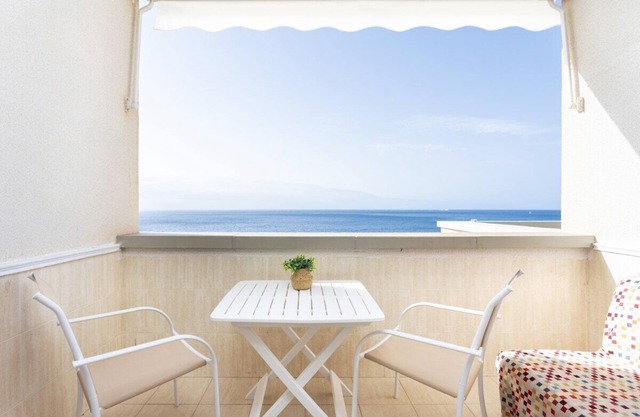 Home2Book Cozy Seaside Studio with Stunning Views