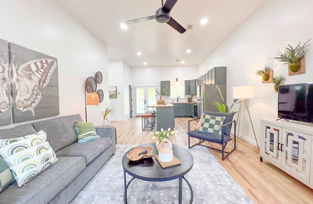 Homebase~ A Modern Apt w/ No Extra Cleaning Fee