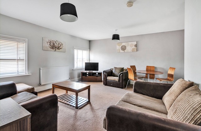 Homely 2 bed flat with free parking on site