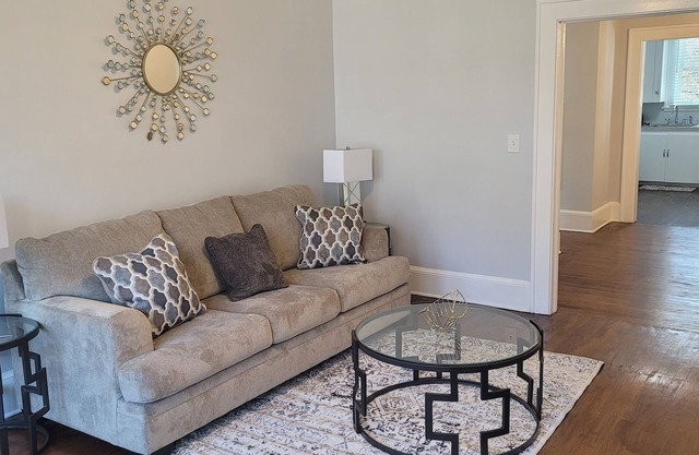 Homely Apt w/ 2 King Rooms, Porch - 10 Mins to DT!