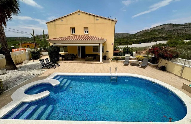Homerez - Spacious Villa with Pool in Vall d'Umbri