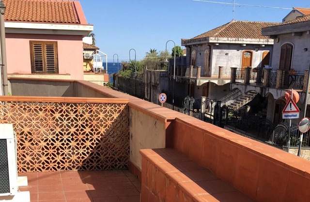 Homerez - 50 m vom Strand entfernt! Wohnung für 4 Pers. mit Terrasse in Acireale