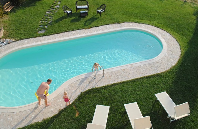 Homerez - Villa 13 km vom Strand entfernt für 11 Pers. mit Schwimmbad und Garten