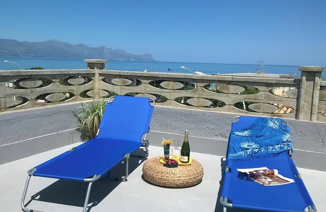 Homerez - Bright Apartment in Alcamo: 100 m² with Sea View