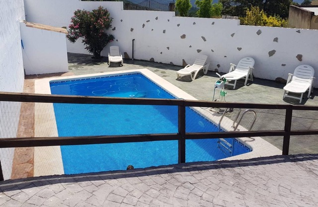 Homerez - Hütte für 8 Pers. mit Schwimmbad, Garten, Terrasse und Balkon in Algar