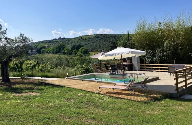 Homerez - Great house for 7 people. with swimming pool, spa and garden in Collecorvino