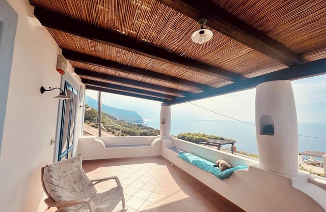 Homerez - Casa en Malfa, vista al mar.