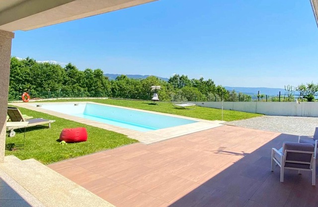 Homerez - Large villa for 9 pers. with pool and garden in São Miguel do Prado