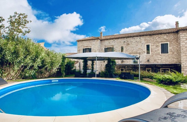 Homerez - Mansion for 10 ppl. with swimming-pool, garden and terrace at Gesturi