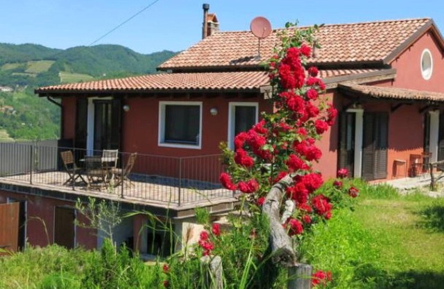 Homerez - Nice house for 4 ppl. with shared pool, terrace and balcony at Vesime