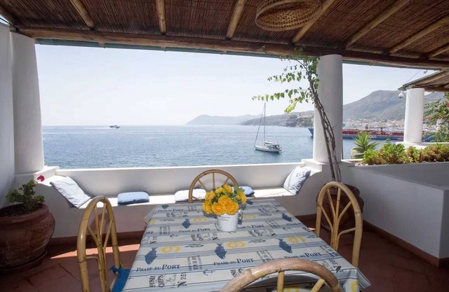 Homerez - Spacious Apartment with Sea View in Lipari