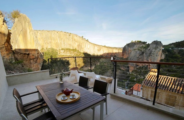 Homerez - Spacious house for 5 ppl. with terrace and balcony at Chulilla