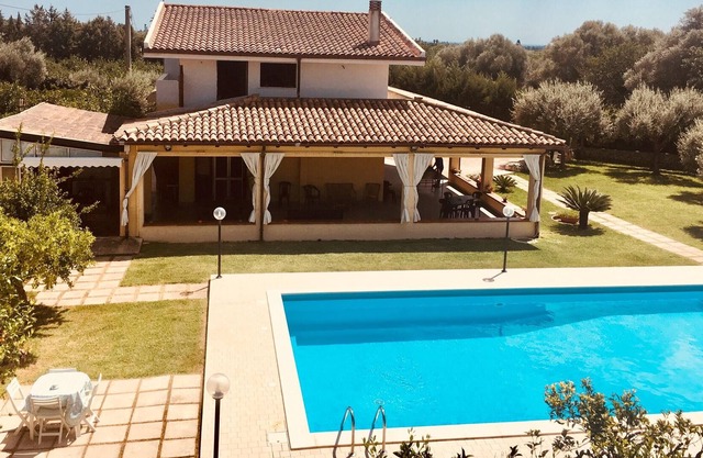 Homerez - Spacious villa for 6 ppl. with swimming-pool and garden at Floridia