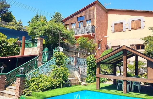 Homerez - Villa for 18 ppl. with swimming-pool and garden at La Puebla de Castro