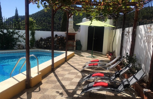 Homerez - Villa für 8 Pers. mit Schwimmbad, Garten und Balkon in Granada