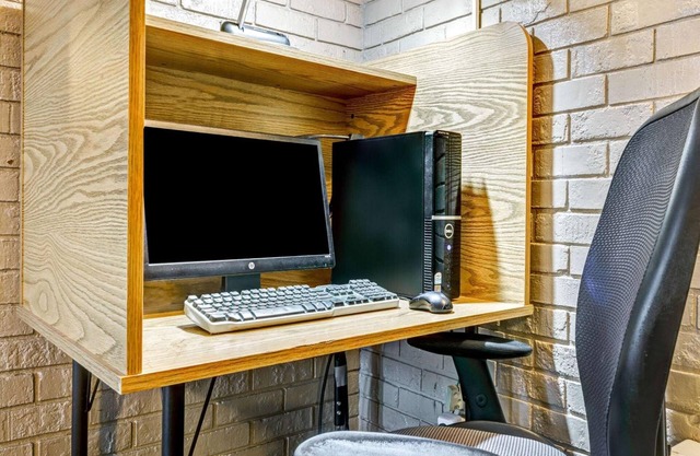 HomeSpring Inn & Studios