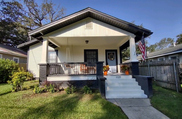 Hometown Hideaway Newly renovated Craftsman home 2 minutes to Laurel city center