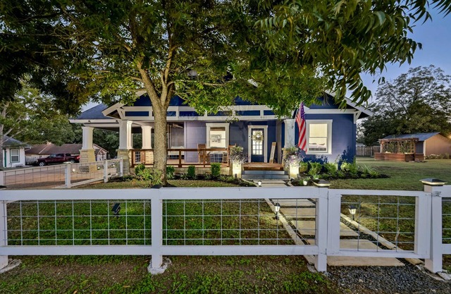 “Hometown Hideaway” in the heart of Downtown Liberty Hill