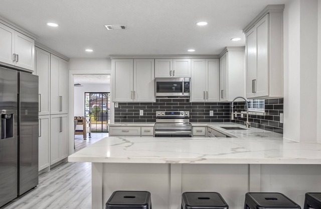 Hometown Home- bright 5 bedroom w/ space to park