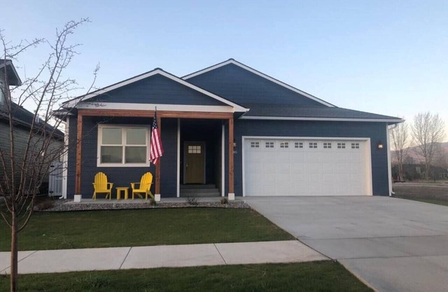 Solar & A/C equipped modern, suburban pet friendly house close to airport & park