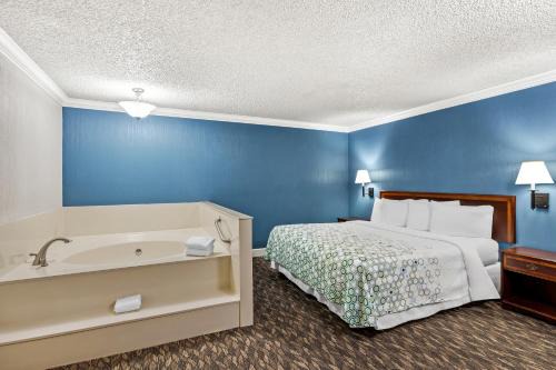 HomeTowne Studios by Red Roof Yuba City Bonanza - Marysville