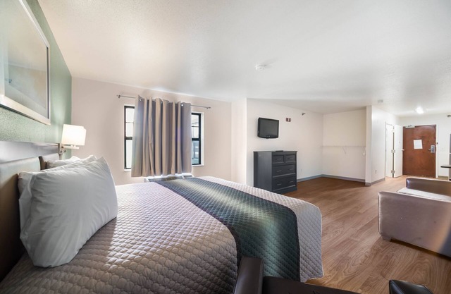 HomeTowne Studios by Red Roof St. Louis - Airport/ N Lindbergh