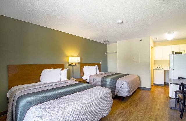 HomeTowne Studios by Red Roof Chicago - Waukegan