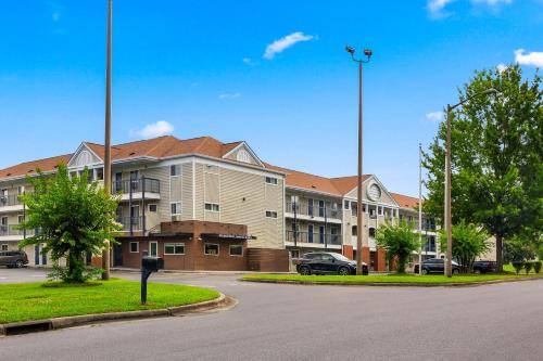 HomeTowne Studios & Suites by Red Roof Charlotte - Ballantyne