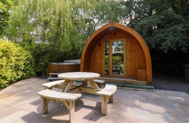 HOMEWOOD POD, pet friendly, with hot tub in Garstang