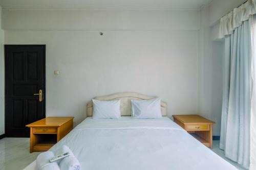 Homey and Spacious 3BR Kondominium Juanda Apartment By Travelio