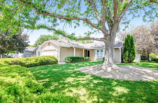 Homey, dog-friendly escape with private yard, WiFi & W/D