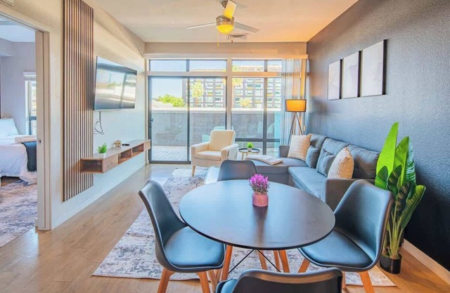 Homey 1BD Apartment in DT PHX with Parking Gym Pool