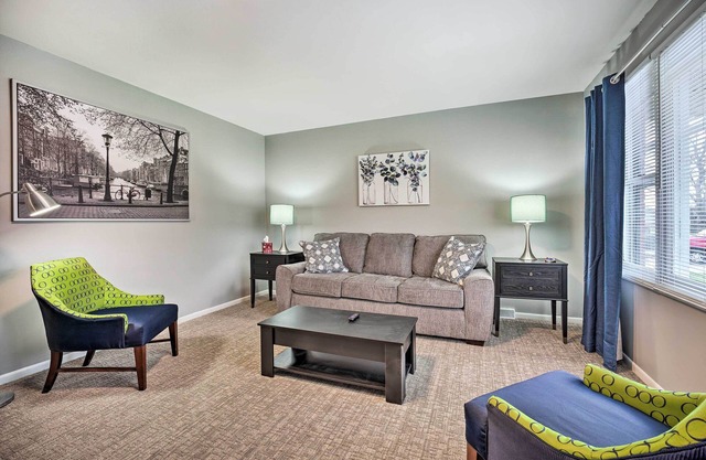 Homey Duplex - 10 Mi to Downtown Grand Rapids!