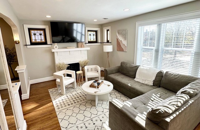 Homey Duplex centrally located in St. Louis. Pet- Friendly