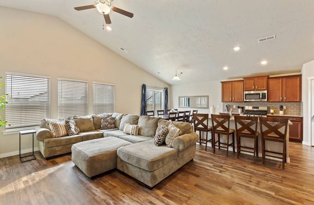 Homey Star home~King bed~5TVs ~ Walkable location